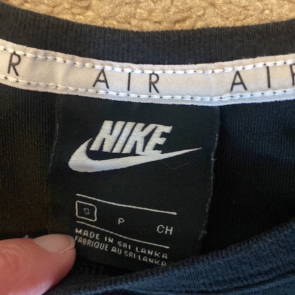 Nike crop top. Size Small. EUC. - Picture 2 of 4